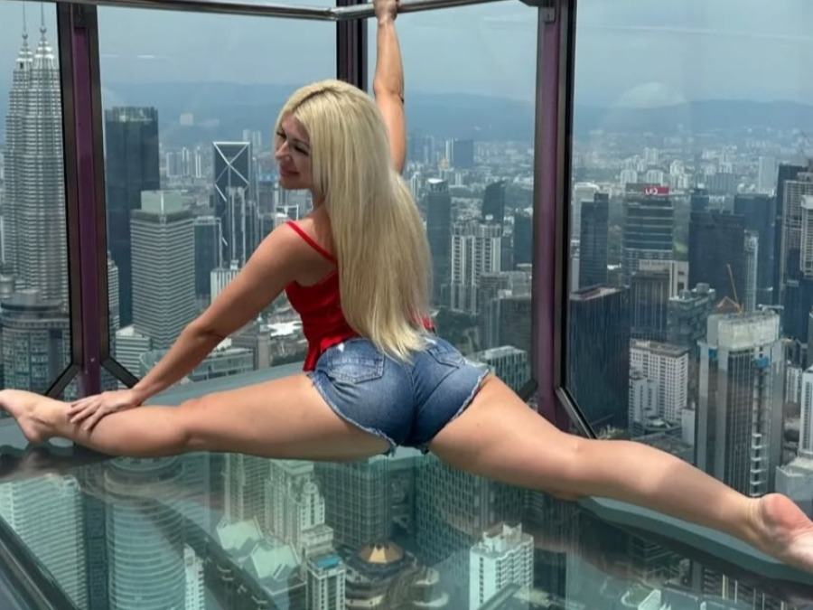 sexting and porn chat model photo Nella 1